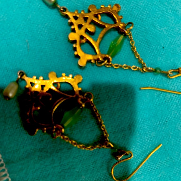 Petite gorgeous elegant golden earrings Banana Republic  with green stones